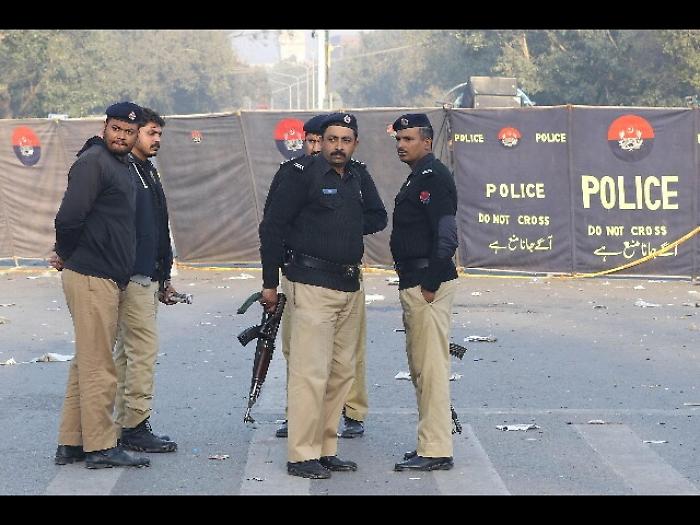 Pakistan: 2 militari uccisi in scontri