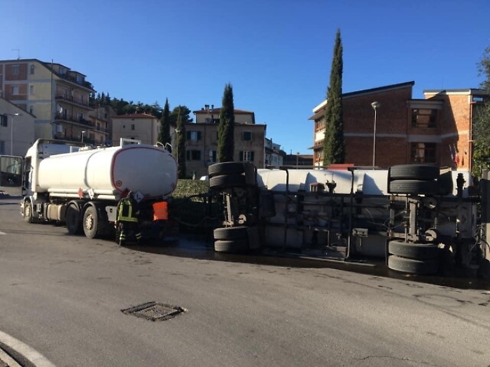 Tir si ribalta,8mila lt gasolio in fogne