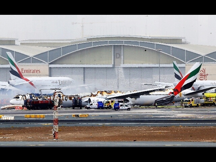 Aereo Emirates in fiamme in scalo Dubai