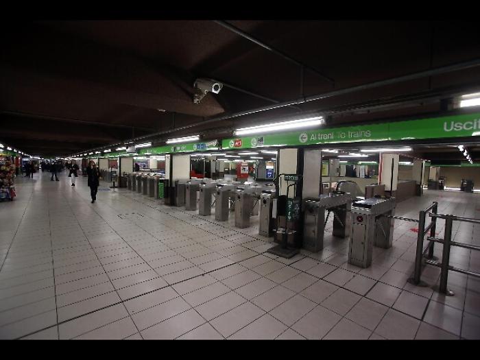 Falso allarme bomba, evacuata metro