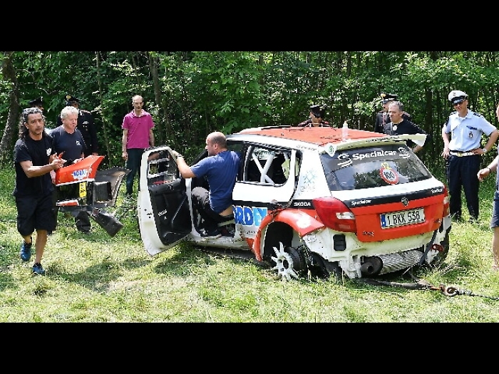Auto rally uccide bimbo, spunta filmato