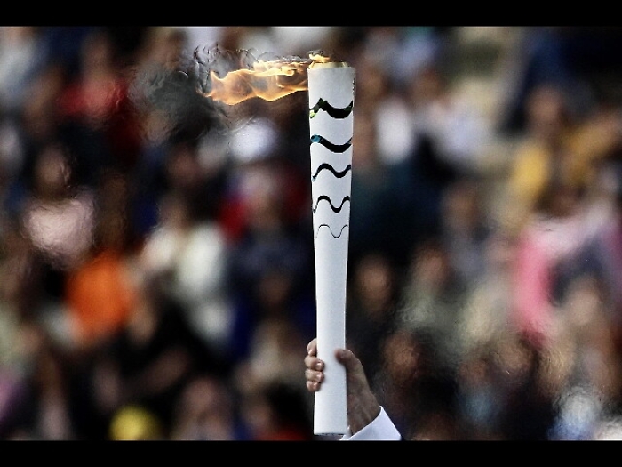 Rio: arrivata torcia, sindaco tedoforo