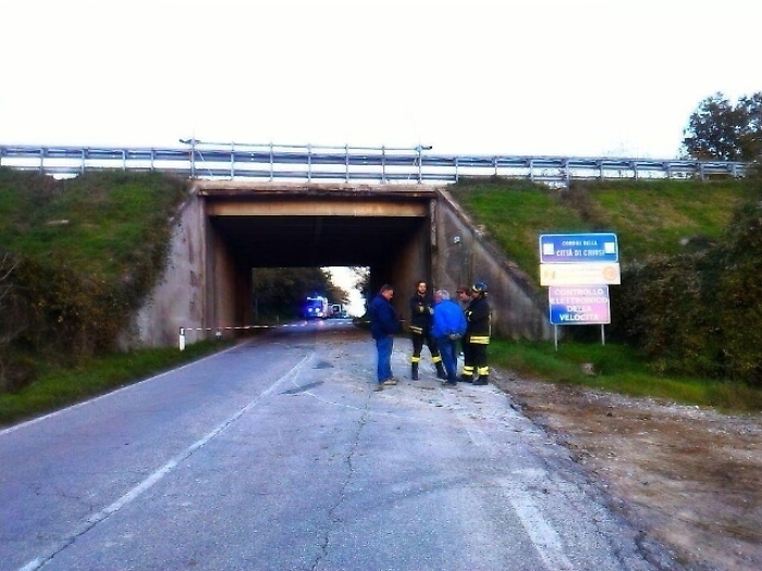 Tir s'incastra sotto viadotto A/1