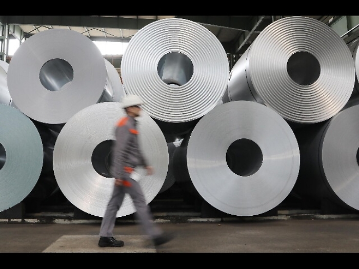 Petrolio:in lieve calo a 56,2 dollari