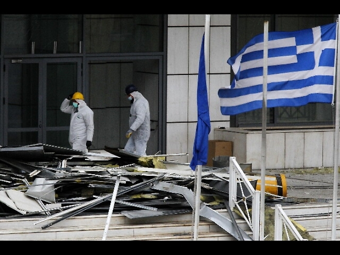 Ordigno esplode davanti Corte Atene