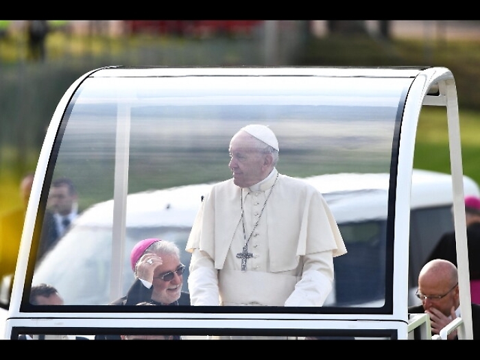 Papa in preghiera davanti tomba don Zeno
