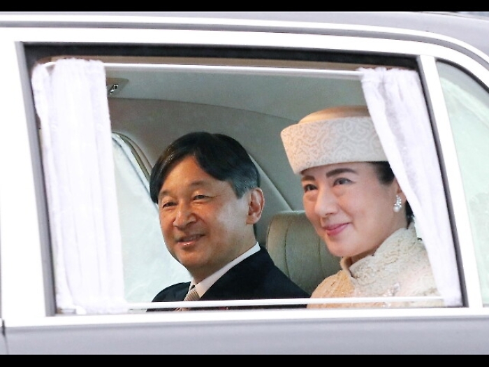 Giappone, il nuovo imperatore al trono