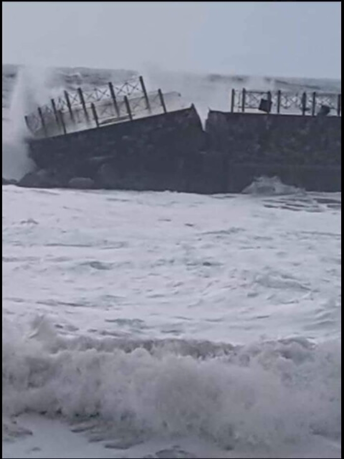 Mareggiata in Calabria, cede antico molo