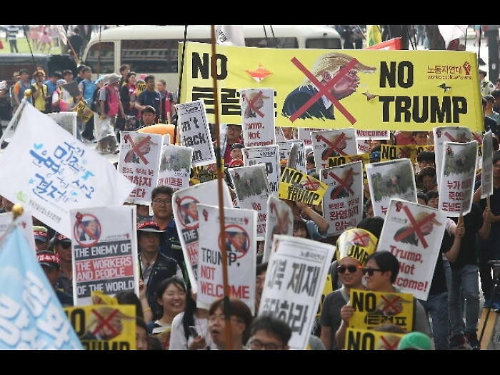 Trump a Seul, dimostrazioni pro e contro