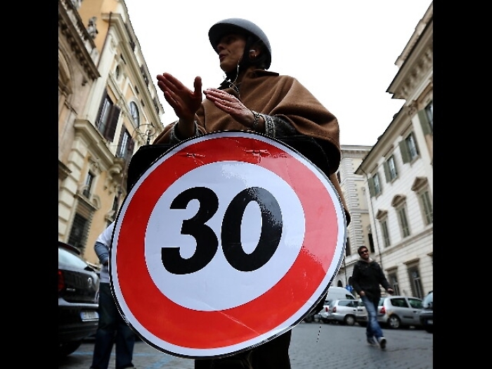 Ubriaco al volante uccide un ciclista