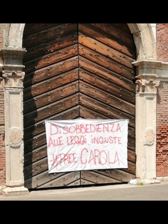 Sea Wacth: striscione #free Carola