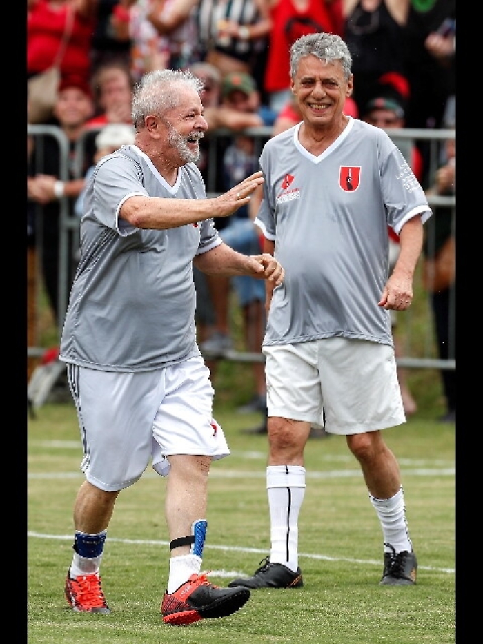 Lula e Chico Buarque giocano amichevole