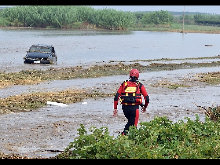 Giampilieri, cerca di recuperare auto finita nel torrente ma resta bloccato 