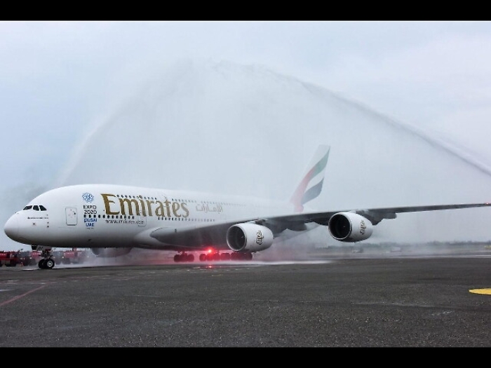 Aereo Emirates in fiamme in scalo Dubai