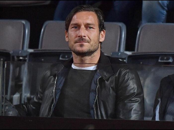Roma: Totti mostra copertina nuovo libro