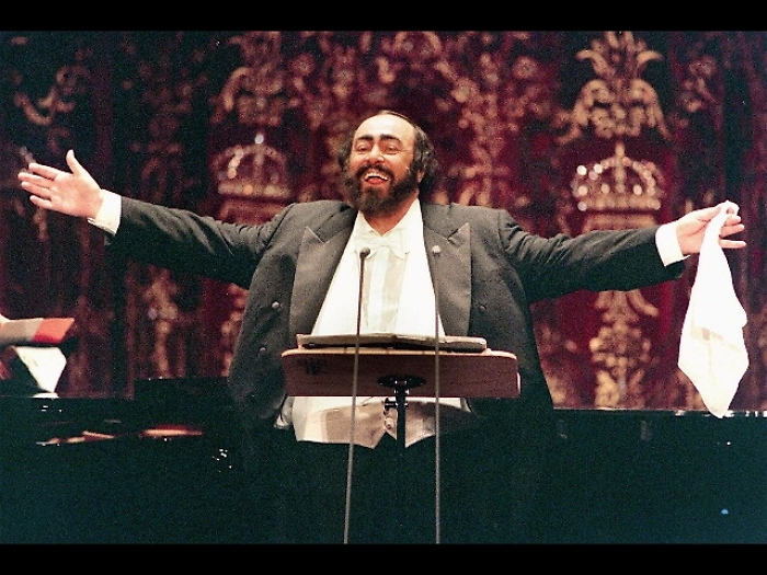 Statua Pavarotti davanti a teatro Modena