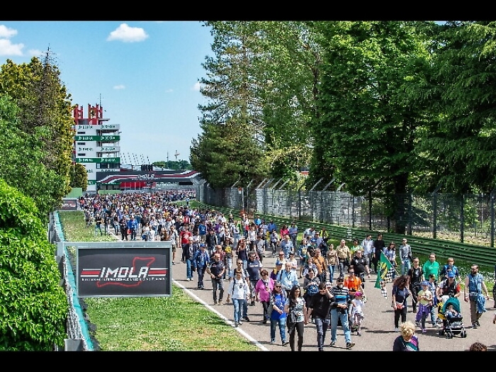 In migliaia a Imola per ricordare Senna