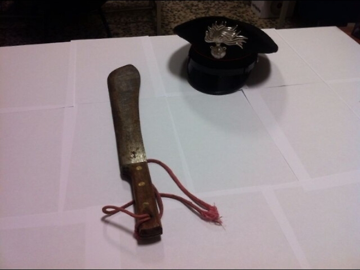 A Natale aggredisce vicino col machete