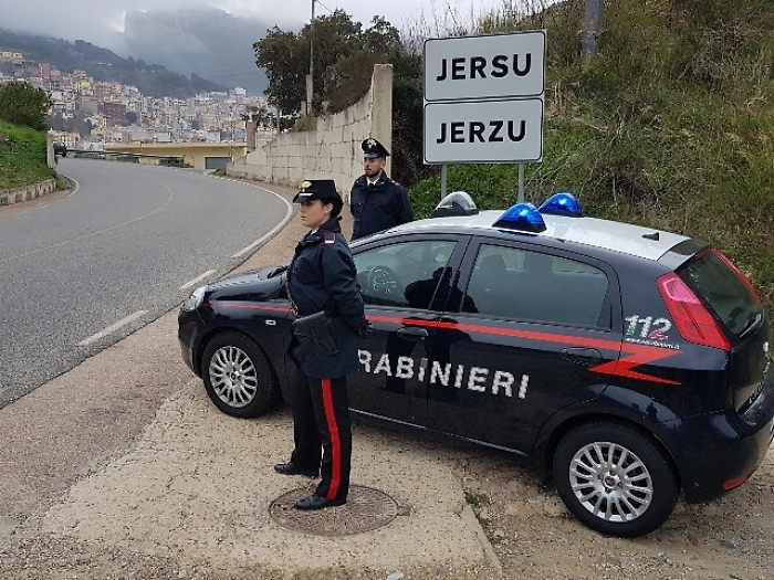 Calci e pugni in centro migranti