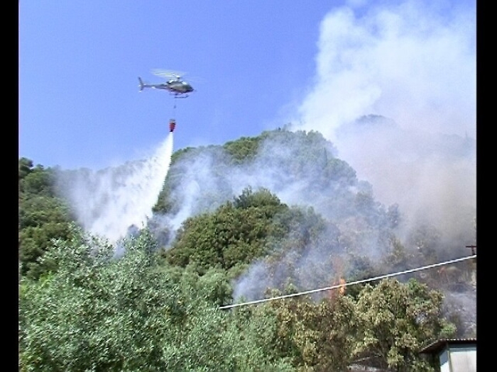 Fiamme nel Pisano, a lavoro 2 elicotteri
