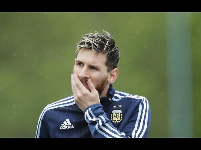 Calcio: Malore in volo per Messi