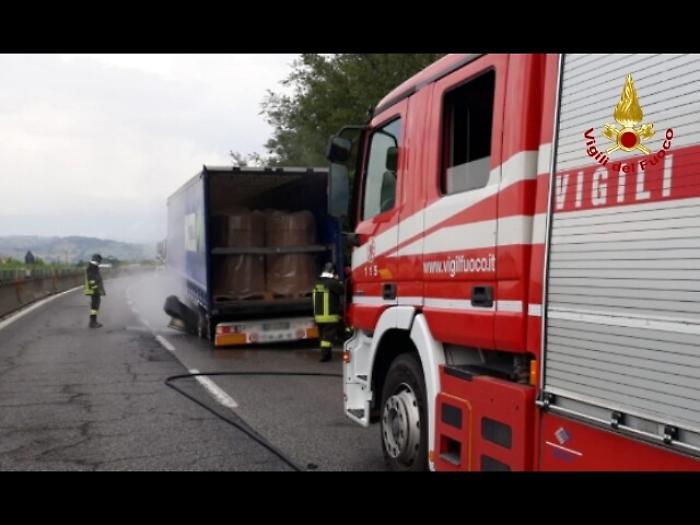 Schianto: un morto, tir non si ferma