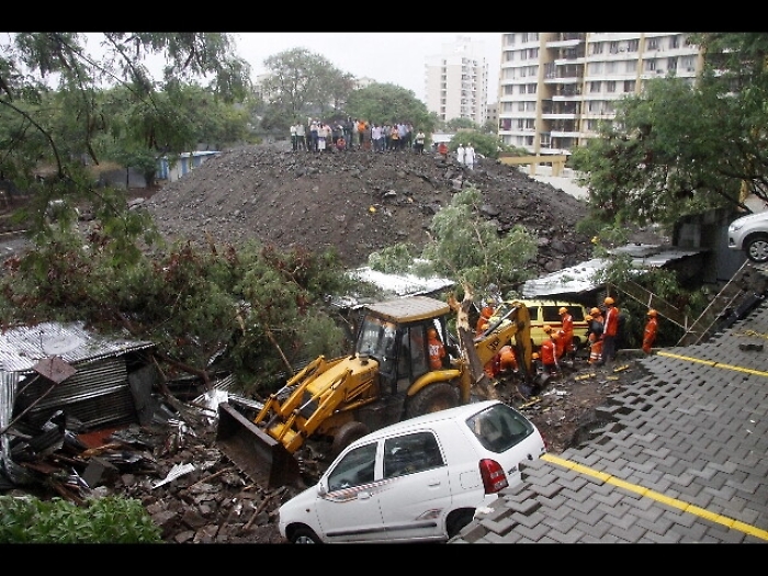 India: crolla muro su baracche, 18 morti