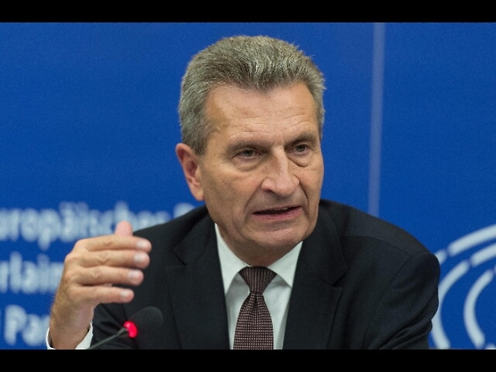 Ue: Oettinger di nuovo nella bufera