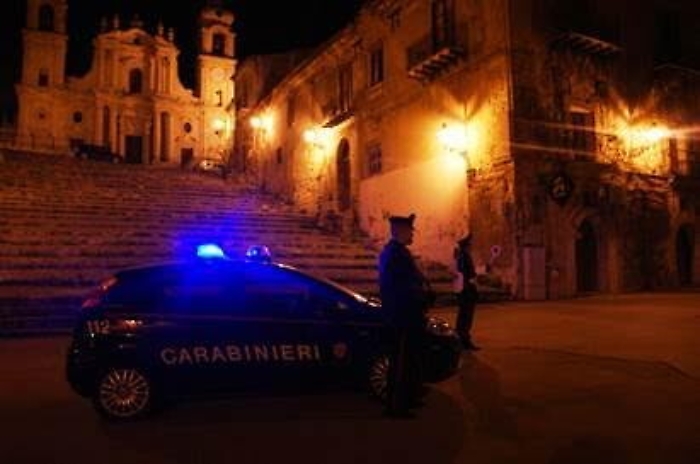 Tenta di entrare in una casa, arrestato dai carabinieri