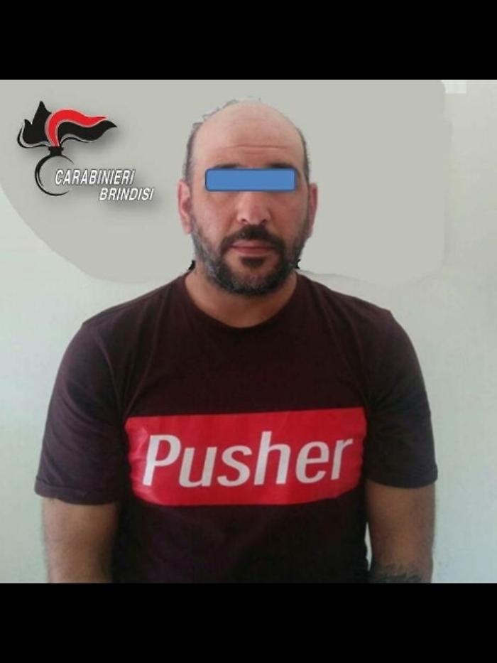 Spacciatore indossa t-shirt "pusher"