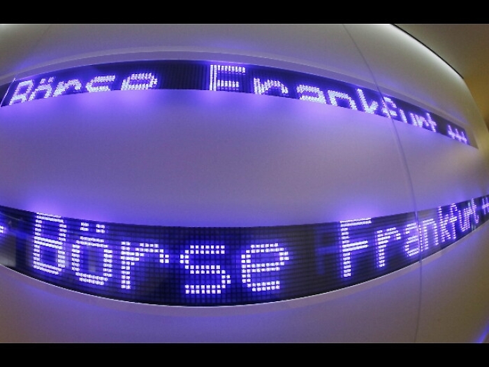 Borse europee chiudono contrastate