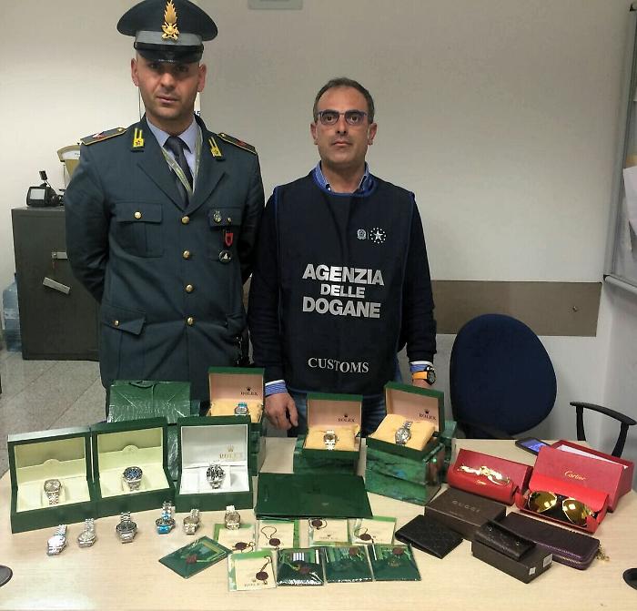 Sbarca da un volo da Istanbul con oggetti di lusso contraffatti
