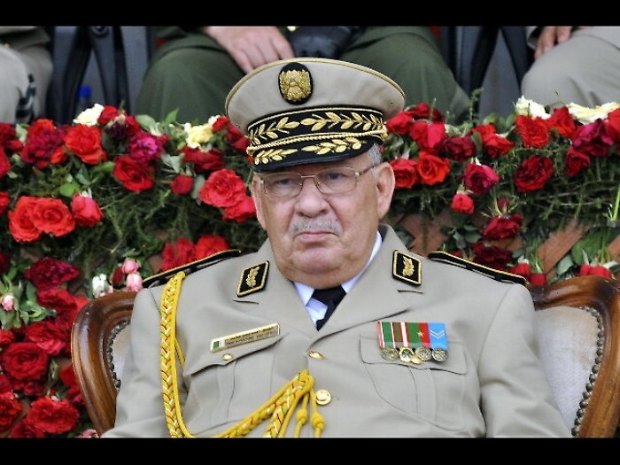 Algeria: morte gen.Salah,3 giorni lutto