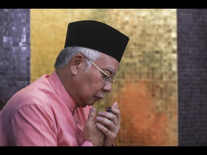 Malaysia: ex premier bloccato in patria
