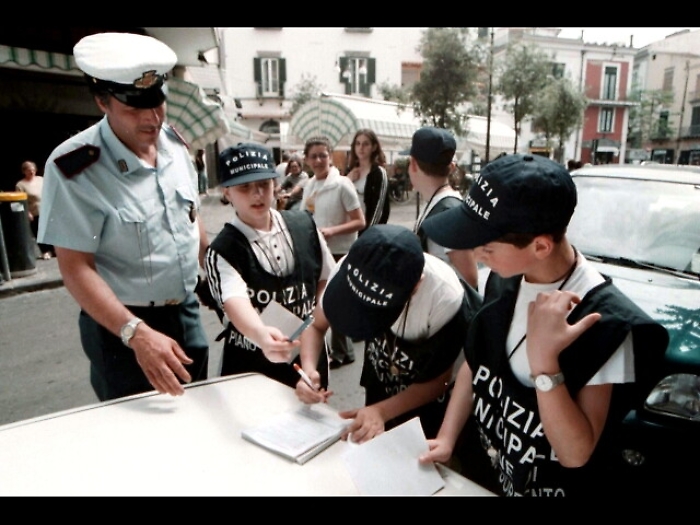 Frase su razza, Comune ritira libretti