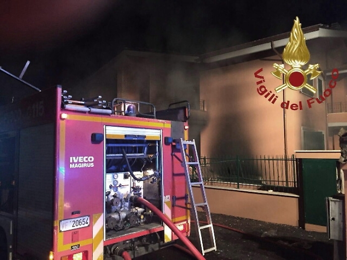 Esplosione in palazzina a Roma, 3 feriti