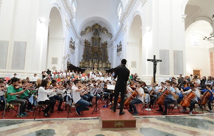 "Piccole impronte" di pace. Duecento bambini in concerto a San Nicol&ograve; L' Arena