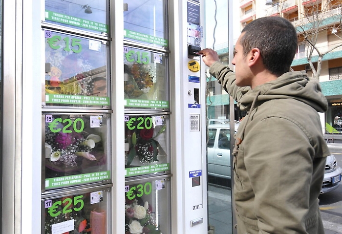 A Catania il primo distributore automatico di fiori h24: per regalare una rosa a tutte le ore