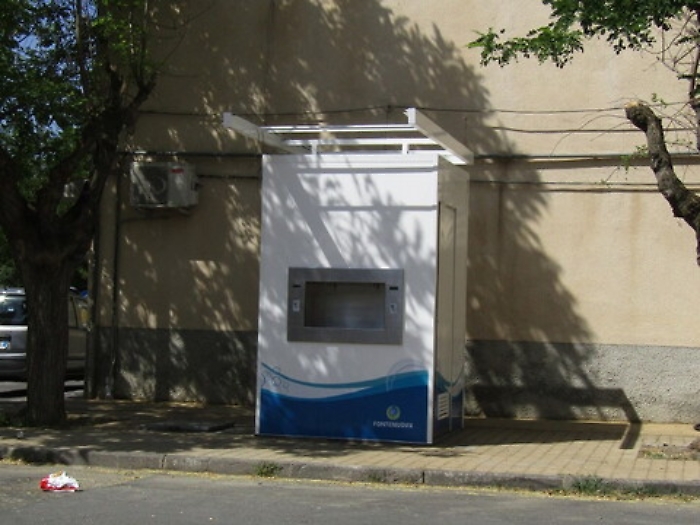 Acqua depurata liscia o gassata nelle Isole ecologiche