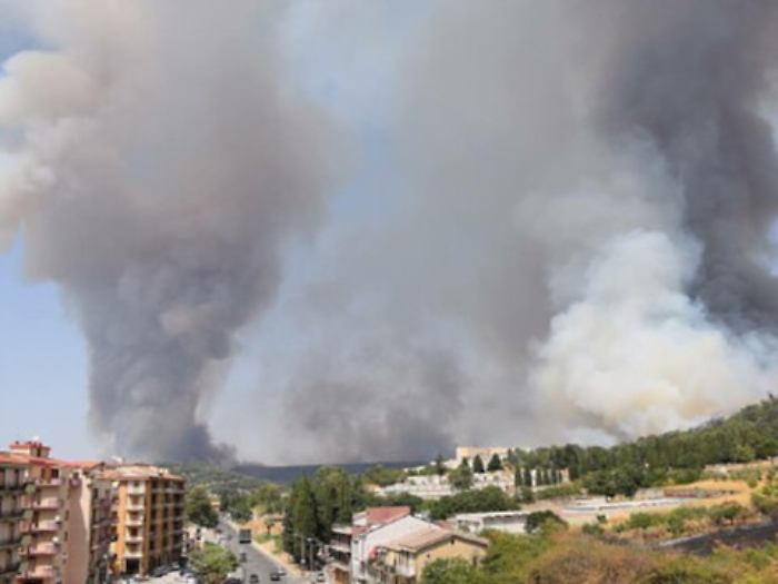 L'inferno attorno alle abitazioni a Piazza Armerina