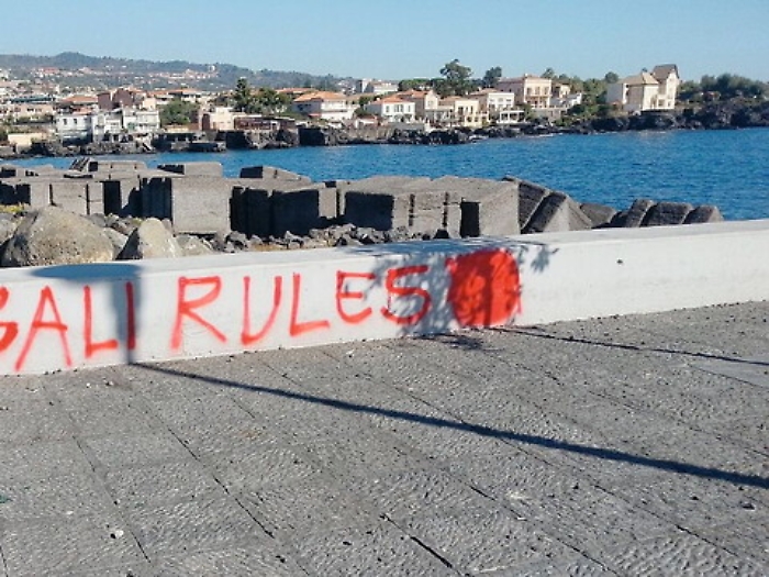 La piazzetta di Ognina ancora sfregiata dallo spray degli pseudotifosi