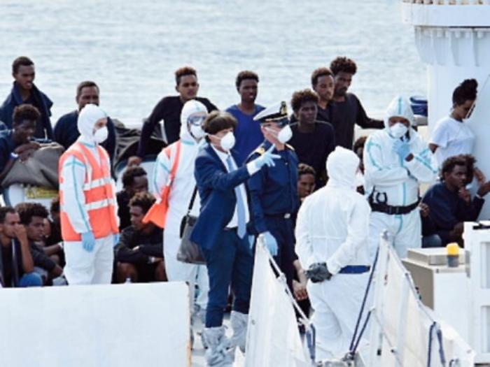 Diciotti, l&rsquo;ipotesi di reato &egrave; abuso d&rsquo;ufficio: chi ha ordinato lo stop allo sbarco?