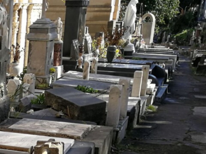 Al cimitero di Catania scattano le ronde: rubano anche i fiori