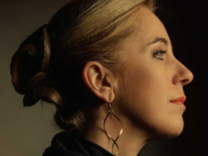 La "bionda" Ginevra interpreta la "mora" Mercedes Sosa