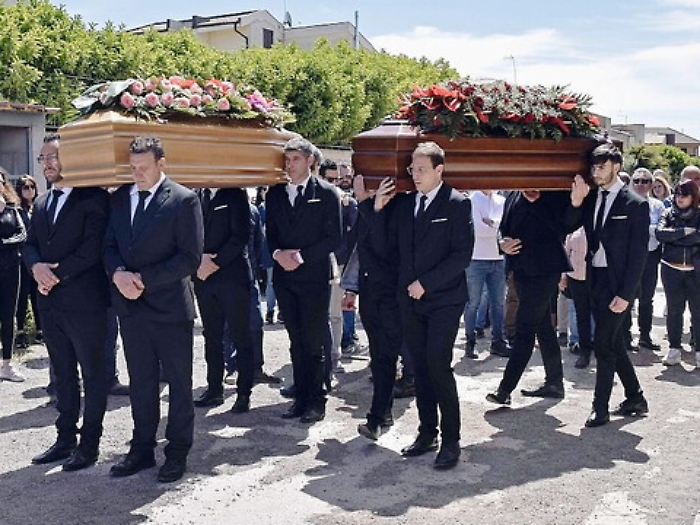 Ragusa, funerale unico per Alice e Simone: in chiesa lo strazio delle piccole figlie