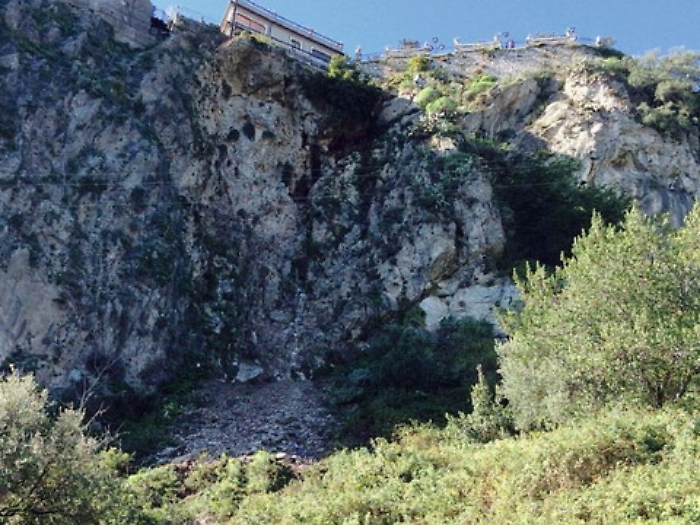 Castelmola, &laquo;rischiano di venire gi&ugrave; il Belvedere e la piazza&raquo;