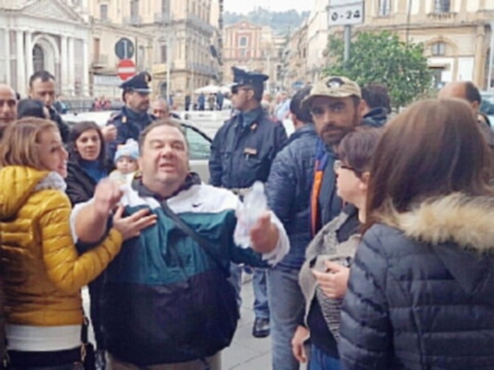 Caltanissetta, esplode la rabbia degli abusivi sfrattati