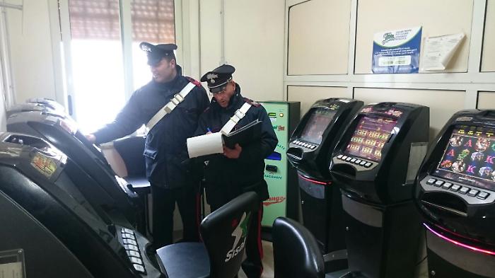 Palermo, botte alla moglie per giocare alle slot machines