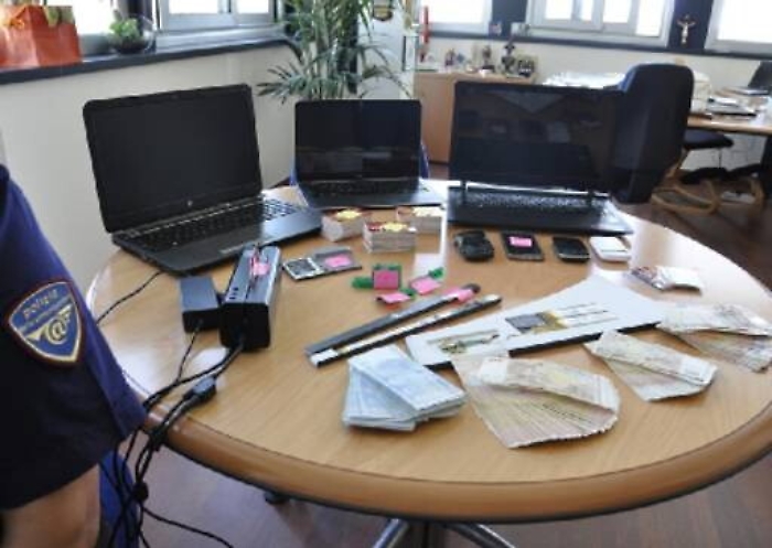 Napoli, vendeva polizze false «spendendo» nome dell’isp. Raciti