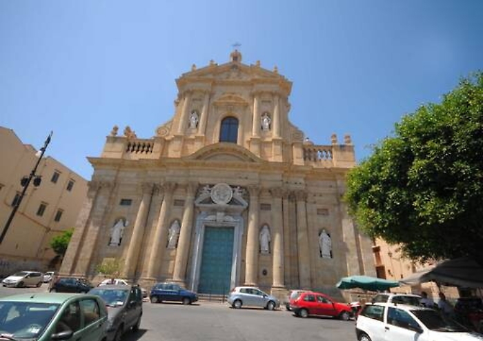 Palermo, folla circonda Polizia alla Kalsa e aiuta un bandito a sfuggire all&rsquo;arresto